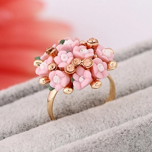Ensemble de bagues florales avec fleurs roses et blanches et cristaux sur base dorée