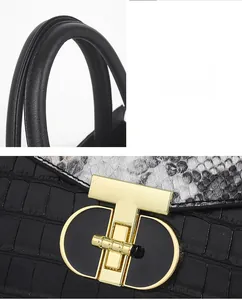 Détail du sac en cuir façon crocodile avec rabat en serpent et fermoir en métal doré