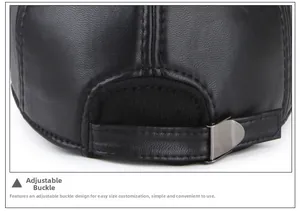 Détail de la boucle en métal réglable et de la texture en cuir noir sur la casquette