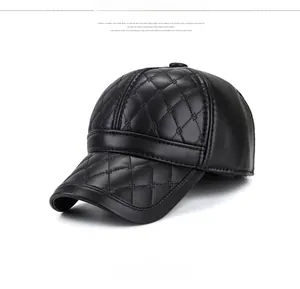 Détail d'une casquette de baseball en similicuir noir avec motif à losanges surpiqués