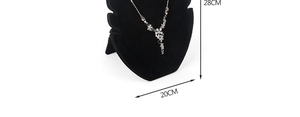 Detailansicht von schwarzem Samt-Halskettenständer in Flammenform mit Silberschmuck
