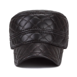 Berretto piatto da uomo in pelle PU marrone scuro con design trapuntato a rombi