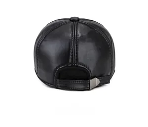 Vue arrière de la casquette en cuir noir avec coutures précises et boucle en métal réglable