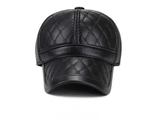 Détail d'une casquette de baseball noire en similicuir avec surpiqûres en losange