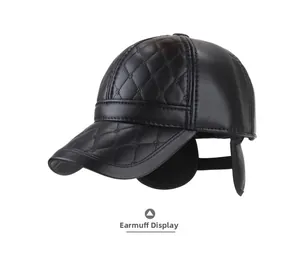 Détail de la casquette de baseball en similicuir matelassé avec cache-oreilles