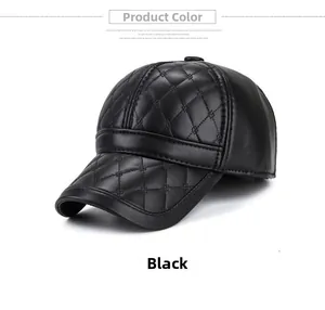 Détail d'une casquette de baseball en cuir noir matelassé avec surpiqûres fines