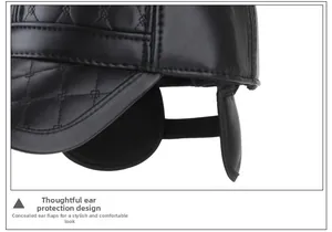 Détail d'une casquette d'hiver noire en similicuir avec motif matelassé et cache-oreilles