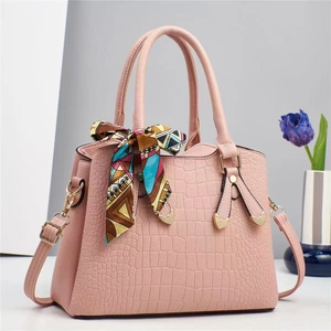 Sac à main rose à motif crocodile avec foulard en soie et bandoulière réglable