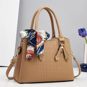 Sac à main femme kaki motif crocodile avec foulard en soie et finitions dorées