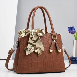 Sac à main marron texture crocodile avec foulard décoratif et boucles cœur dorées