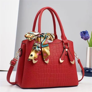 Sac à main rouge effet crocodile avec foulard en soie et pendentif cœur doré