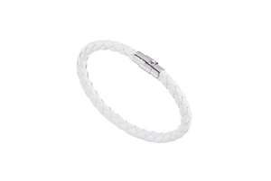 Détail d'un bracelet en cuir tressé blanc avec un fermoir magnétique en métal argenté
