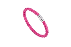 Détail d'un bracelet en cuir tressé rose avec un fermoir magnétique argenté poli