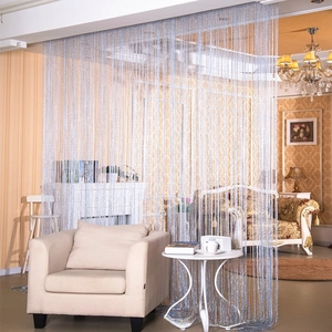 Dettaglio della tenda a fili argento lucido con fibre glitterate per decorazione interni