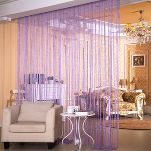 Dettaglio della tenda a fili glitterati lavanda per decorazione e divisorio interno