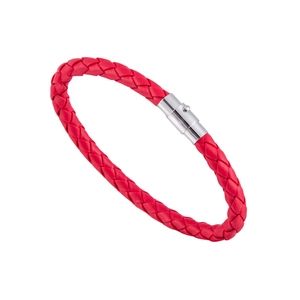 Détail d'un bracelet en cuir tressé rouge avec un fermoir magnétique argenté poli