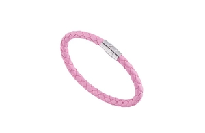 Détail macro du bracelet en cuir tressé rose avec un fermoir magnétique argenté