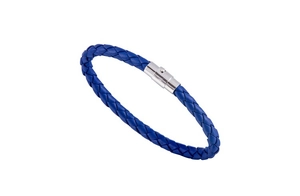Détail du bracelet en cuir tressé bleu avec fermoir magnétique argenté minimaliste