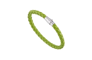 Détail d'un bracelet en cuir tressé vert avec un fermoir magnétique argenté poli