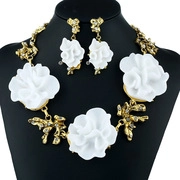 Detailansicht eines weißen 3D-Blumenschmuck-Sets mit kristallbesetzten Goldzweigen
