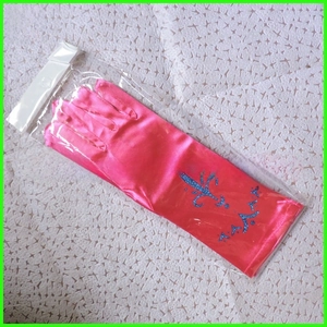 Détail de gants longs de princesse en satin rose avec des motifs de paillettes bleues