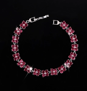 Elegante bracciale floreale in argento con pietre di zircone rosso su sfondo nero