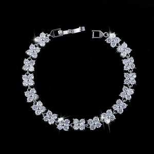Bracciale a quadrifoglio in argento con zirconi incastonati su sfondo nero