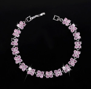 Bracciale a fiori in zircone rosa scintillante placcato argento su fondo scuro