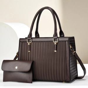 Ensemble sac à main marron foncé embossé avec portefeuille et détails dorés