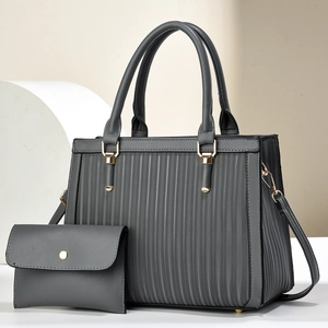 Ensemble sac bandoulière gris foncé plissé avec détails dorés et bandoulière amovible