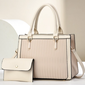 Ensemble deux pièces avec sac à main en cuir crème et pochette assortie sur support