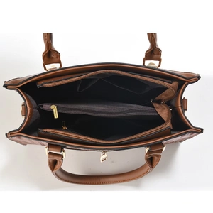 Vue macro de l'intérieur du sac en cuir PU marron avec trois compartiments dorés