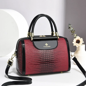 Elegante rot-schwarze Handtasche mit Krokodilprägung, Umhängeriemen und Silberlogo