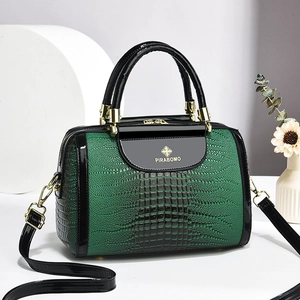 Grüne und schwarze Boston Bag mit Krokodilprägung, Griffen und goldener Hardware