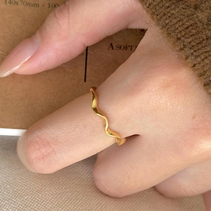 Elegant gold wave ring in S925 sterling silver worn with warm knitted sweater