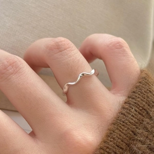 Minimalist S925 sterling silver wavy ring with high-polished mirror finish for women