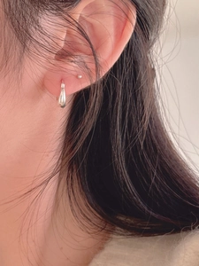 Gros plan détaillé de boucles d'oreilles gouttes minimalistes en argent 925 sur modèle
