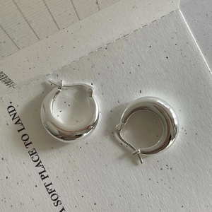 Créoles épaisses en argent sterling S925 avec finition polie sur carte minimaliste