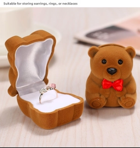 Detailansicht der braunen Schmuckschatulle in Bärenform mit einem rosa Edelsteinring