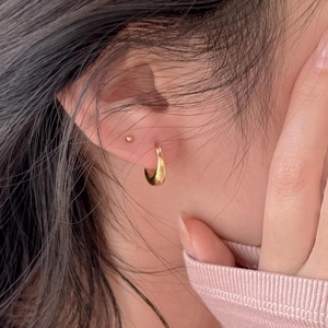 Créoles en argent sterling doré poli avec petit clou minimaliste sur l'oreille