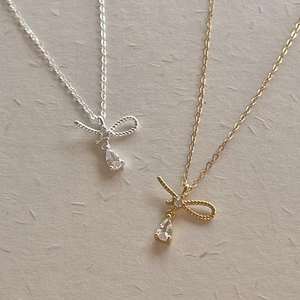 Détail de colliers noeud en argent 925 avec zircon en forme de goutte en doré et argenté