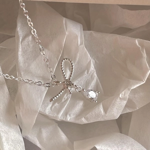 Détail du collier en argent 925 avec nœud et pendentif en zircone en forme de goutte