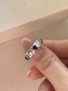 Detailed close-up of 925 silver ring featuring alternating black zircon heart patterns