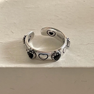 Adjustable S925 sterling silver ring with vintage heart relief and black zircon stone