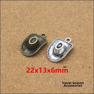 Dettaglio di ciondoli a forma di cappello da cowboy vintage in bronzo e argento, 22x13x6mm