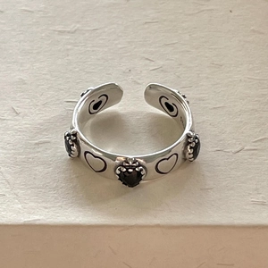 Retro 925 sterling silver open ring featuring black zircon hearts and hollow patterns
