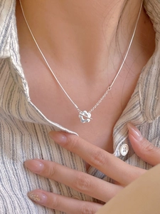 Detail der 925 Sterling Silber Blumenkette mit OT-Knebelverschluss am Hals getragen