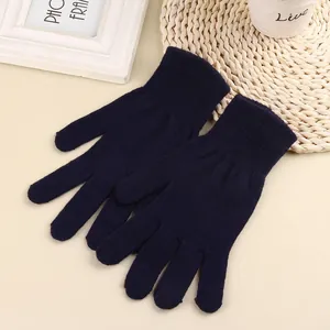 Dettaglio di guanti in maglia blu scuro con polsini elastici a coste per il caldo inverno