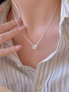 Detail der 925 Sterling Silber Blumen-Knebelverschluss-Halskette an gestreiftem Hemd