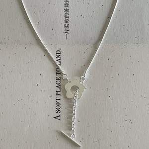 Minimalistische Blumen-OT-Schnallen-Halskette aus 925er Sterlingsilber mit feiner Schlangenkette